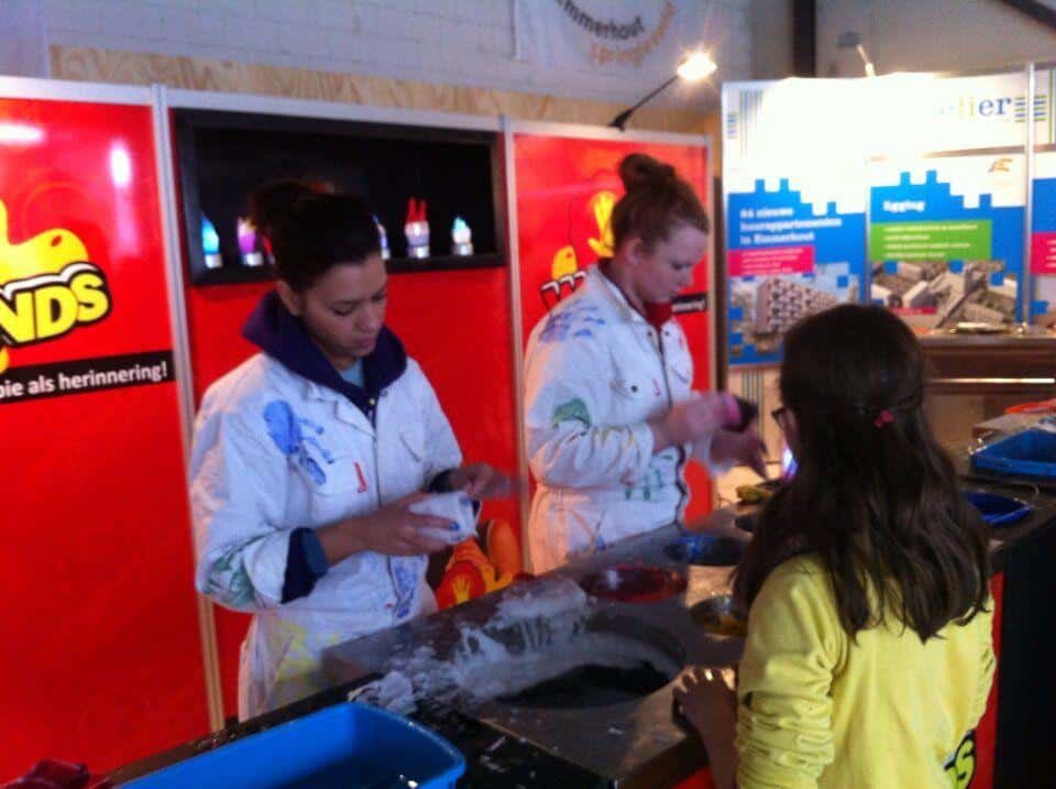 Kinderen maken waxhandjes samen.