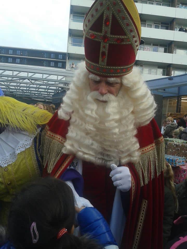 Sinterklaas met kinderen in de stad