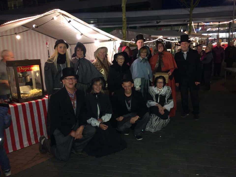 Groep mensen op een markt.