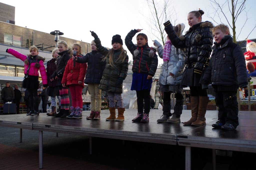 Kinderen optreden op een podium.